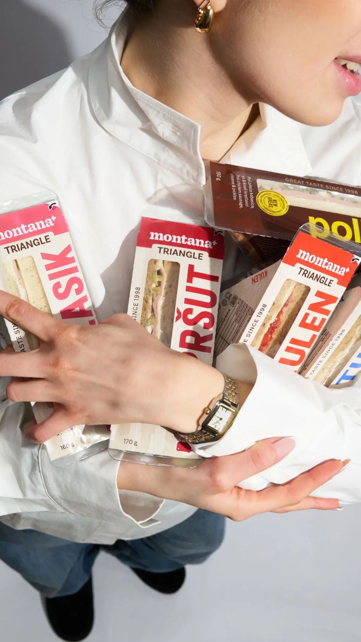 Djevojka drži više pakiranja sendviča