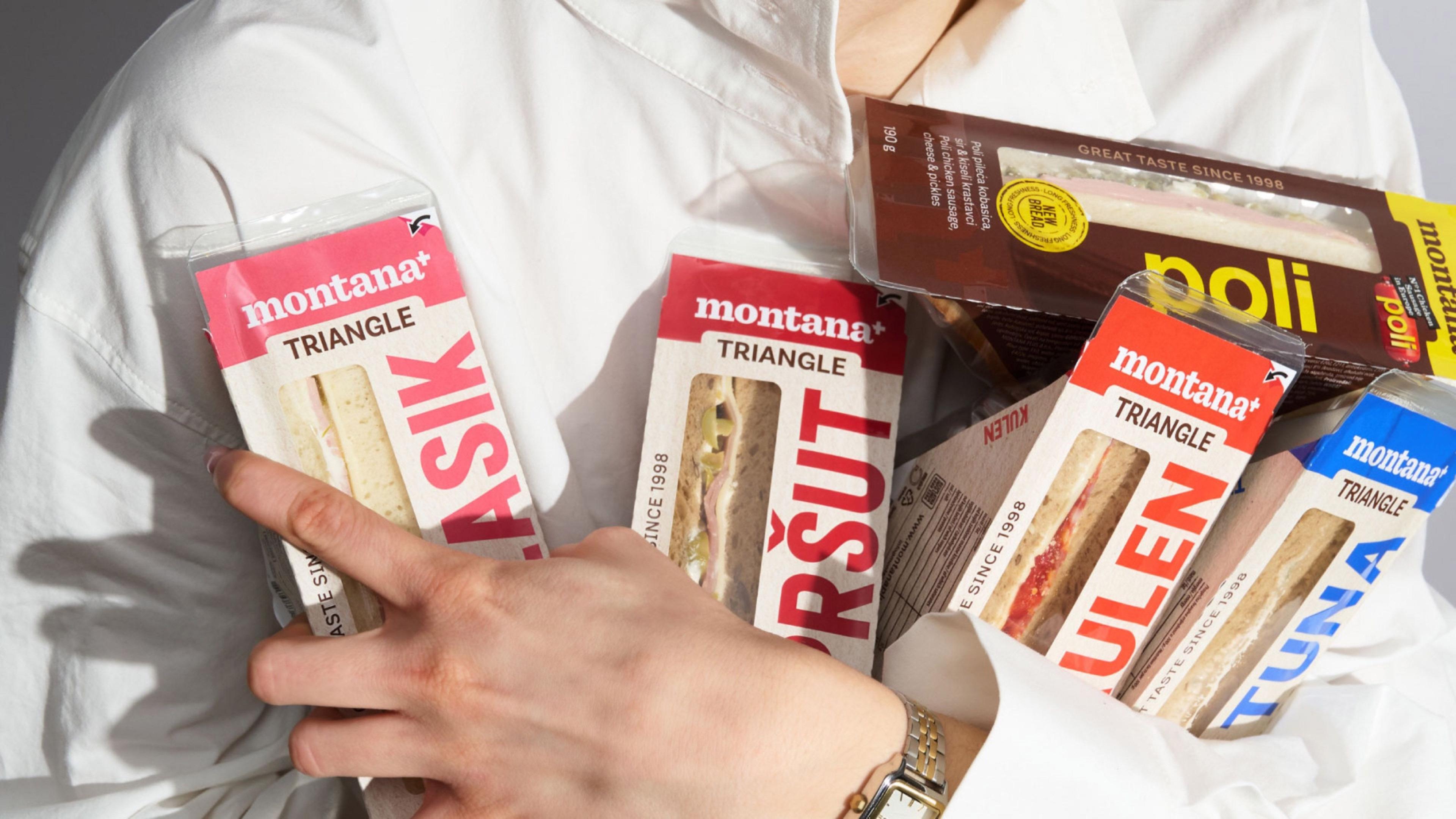 Djevojka drži više pakiranja sendviča