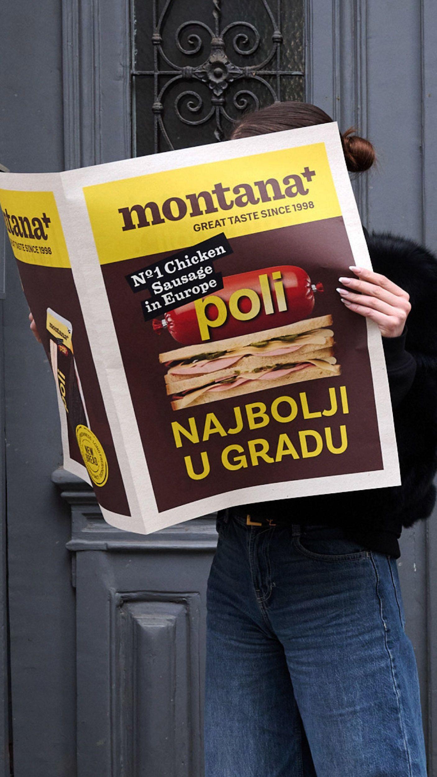 Djevojka drži novine sa sendvičem na naslovnici